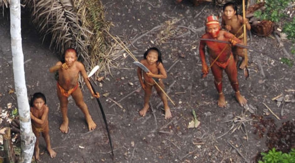 G.Miranda/FUNAI/Survival Imagen aérea obtenida en 2010 de indígenas aislados en la Amazonia brasileña.