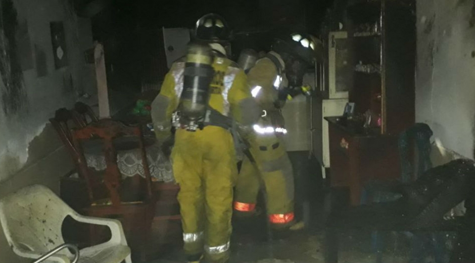Bomberos de Santa Marta. . Al parecer el fuego se produjo por una vela que encendieron ante la falta de luz.