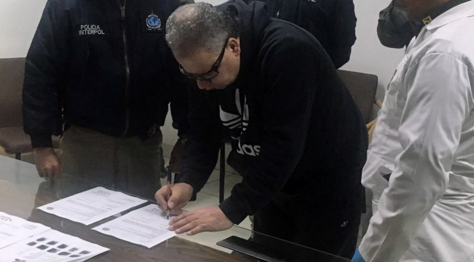 Zonacero.com Exjefe paramilitar Daniel Rendón Herrera firmado documentos durante su extradición.