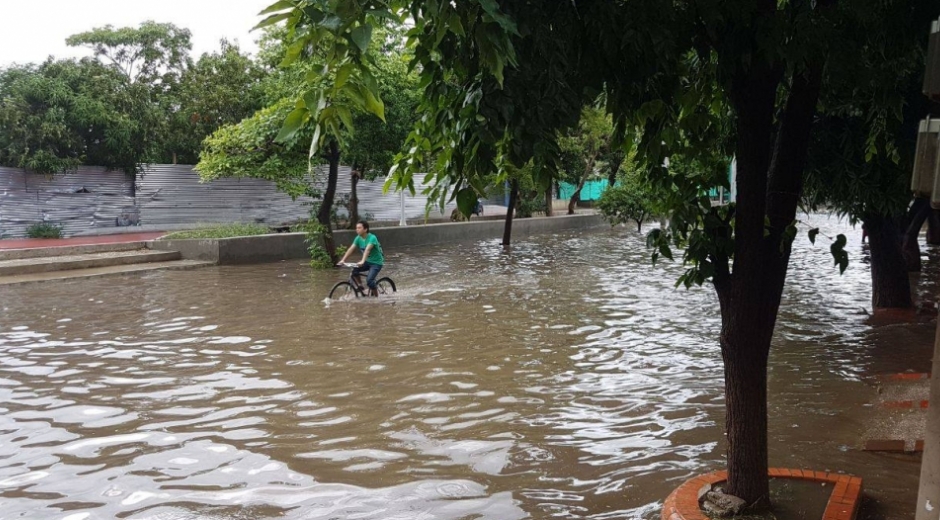 Seguimiento.co Por falta de un box culvert, la carrera 20 en el barrio Jardín se inunda con cualquier lluvia.