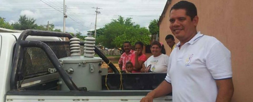 El candidato a la Alcaldía de Pivijay Eduardo Villa entrega personalmente un transformador a pobladores del municipio.