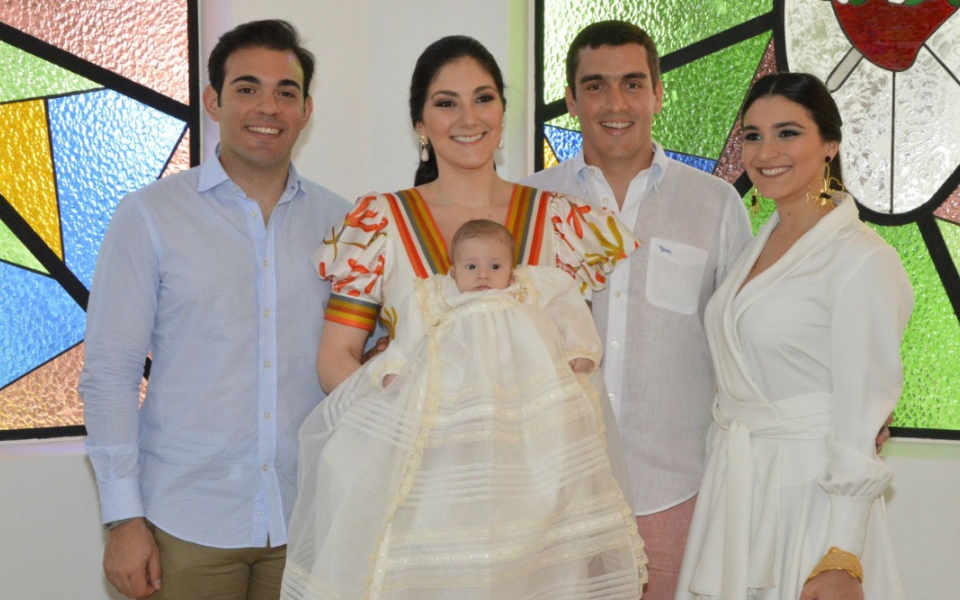 Cortesía. El bebé en compañía de sus padres y demás familiares.