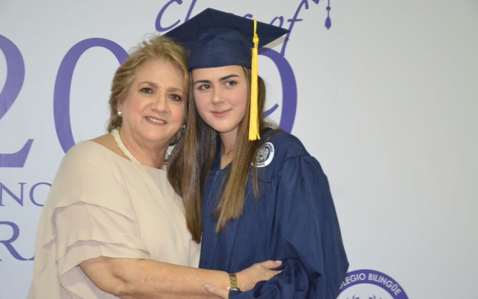 Óscar Mejía-Seguimiento. Graduandos junto a familiares y amigos.