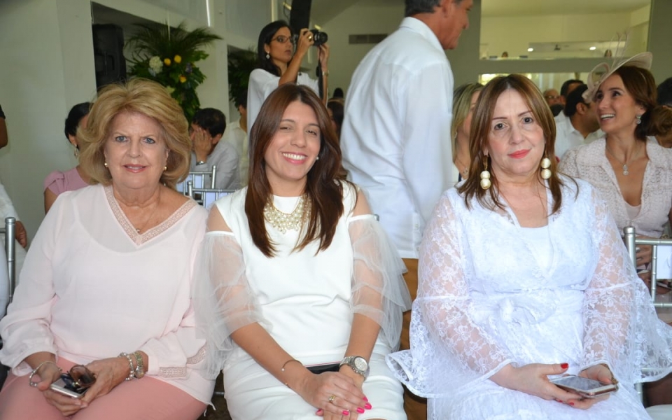 Óscar Mejía-Seguimiento. Graduandos junto a familiares y amigos.