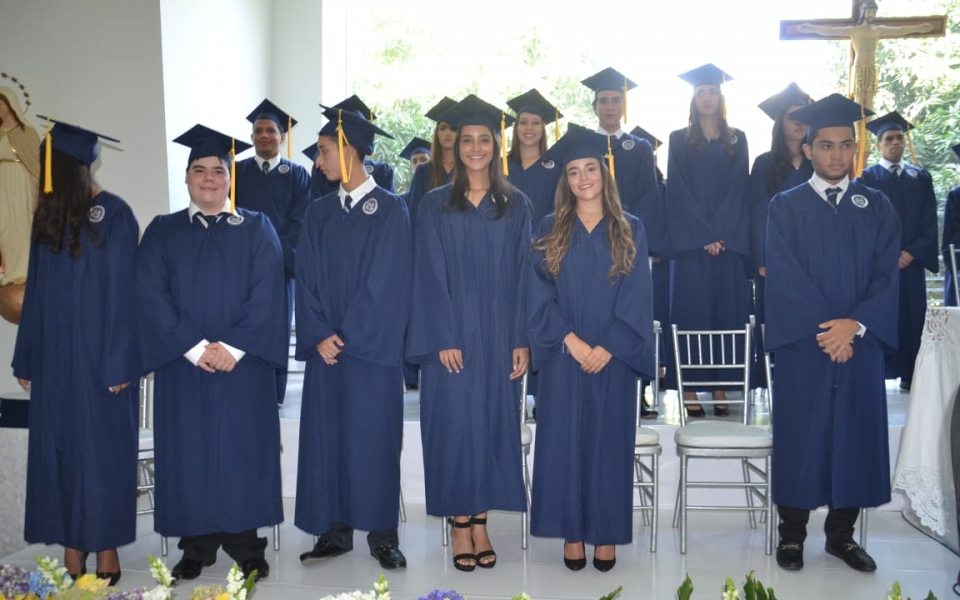 Óscar Mejía-Seguimiento. Graduandos junto a familiares y amigos.