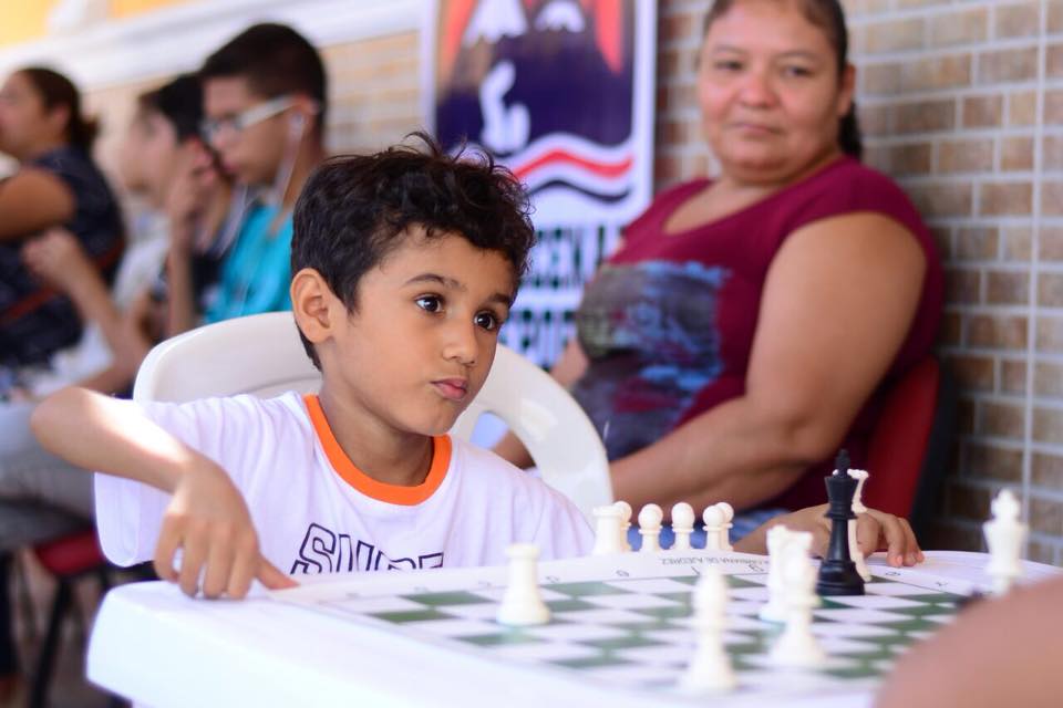 Niño participante del torneo de ajedrez
