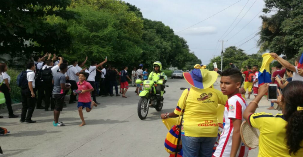 Gente de todas las edades despiden a la Selección Colombia