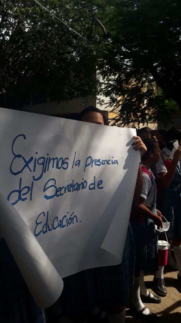 Las estudiantes exigen que la Secretaría de Educación presente soluciones. 