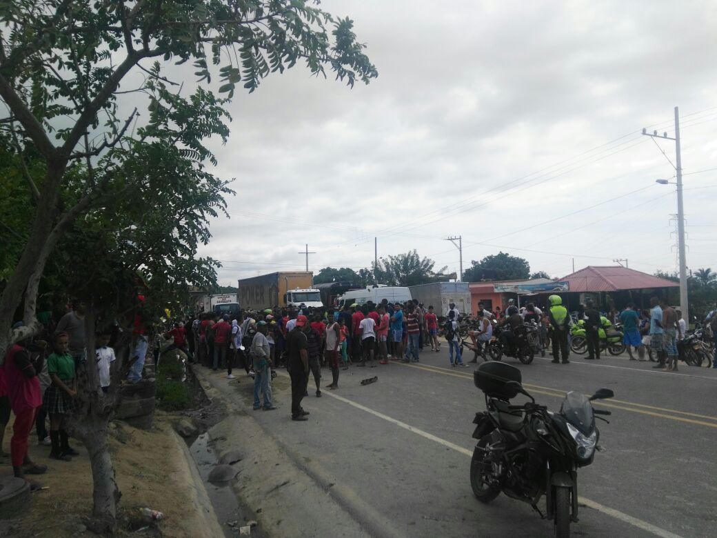 La multitud por poco lincha al conductor del vehículo.