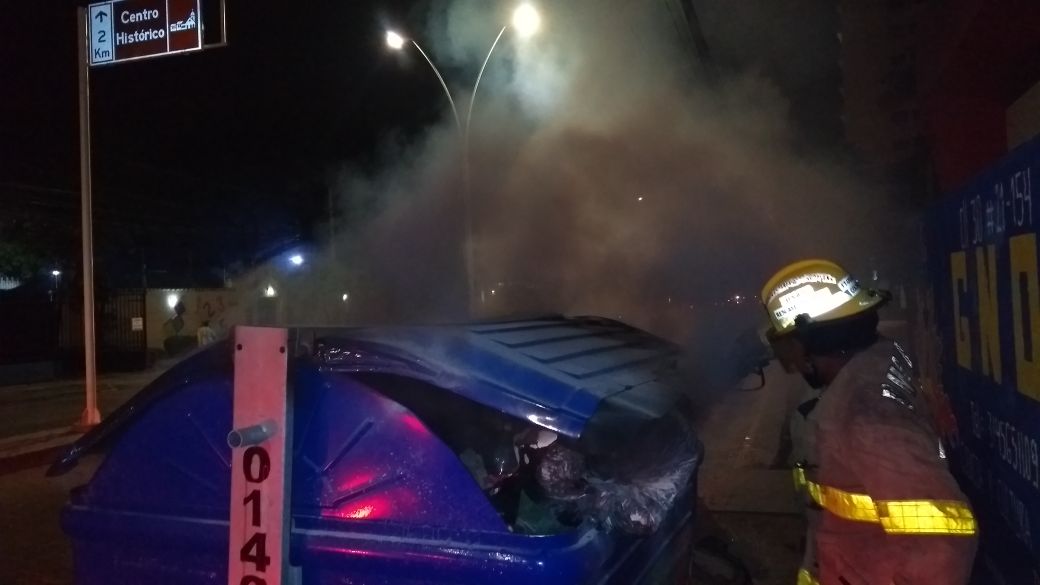 Los bomberos evitaron que el contenedor se consumiera totalmente.