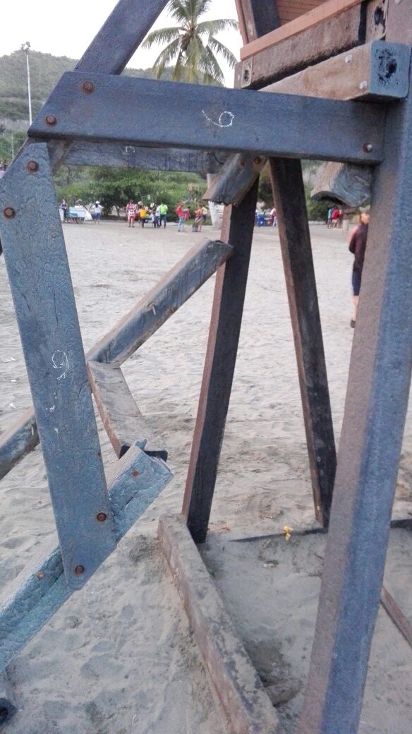 Ni un año duró esta torre de vigía en la playa de El Rodadero