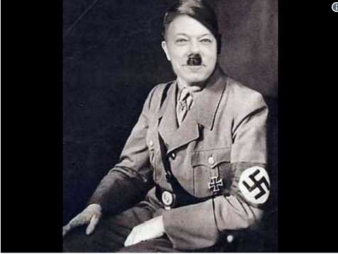 Santos con los uniformes de Hitler