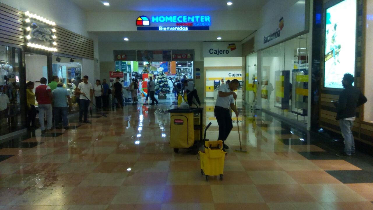 El agua inundó la entrada del Homecenter en Buenavista.