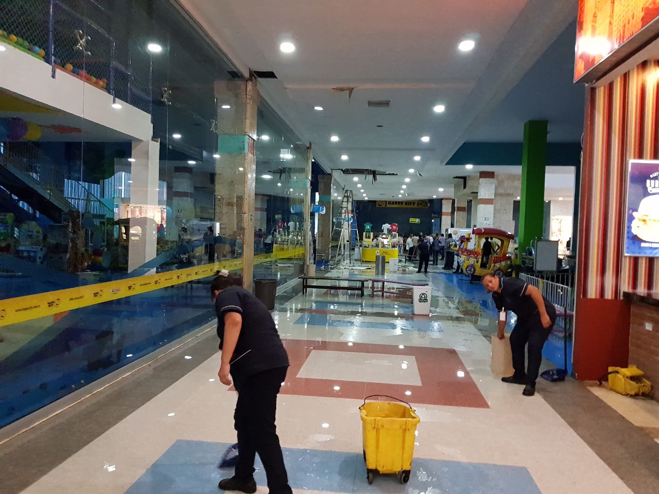 Inundación en locales comerciales del Ocean Mall.