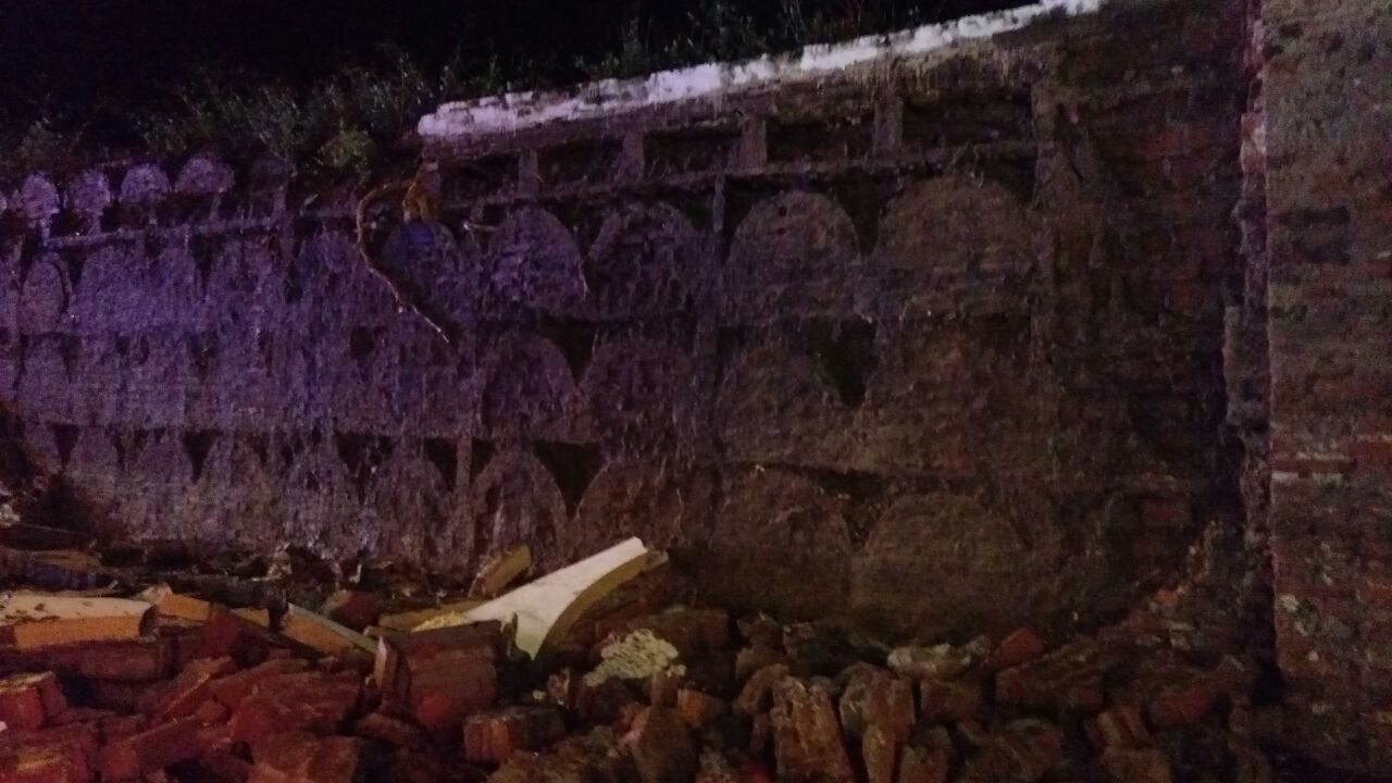 Una pared del cementerio San Miguel se vino abajo.