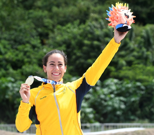 Mariana Pajón, celebrando la victoria en los Juegos Bolivarianos.