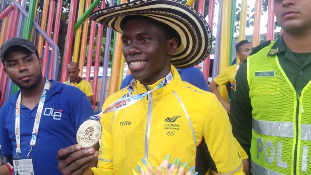 Yuberjen Martínez, con la presea dorada obtenida en las justas bolivarianas.