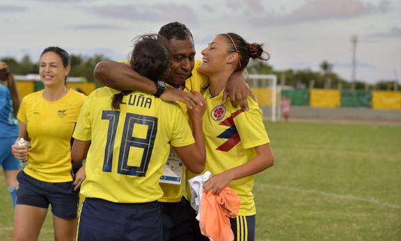 Carlos Quintero, técnico nacional, emocionado por el título junto a Natalia Acuña y Sara Páez.