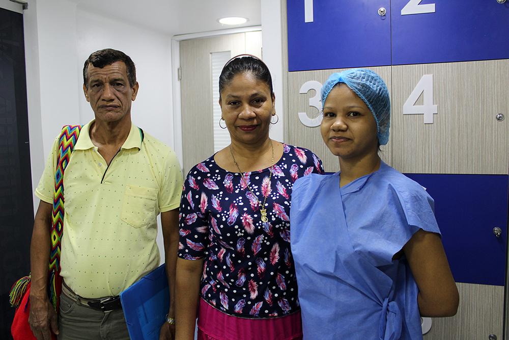 Yastefi (der) junto a su mamá, Rosiris, y su papá, Simón, antes de una cita médica.