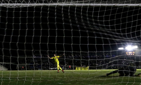 Celebración de un jugador colombiano al anotar un tiro penal, en la definición de la medalla de oro.