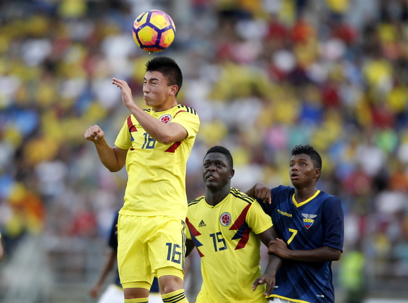 Fabián Ángel, cabeceando un balón durante el partido Colombia - Ecuador.