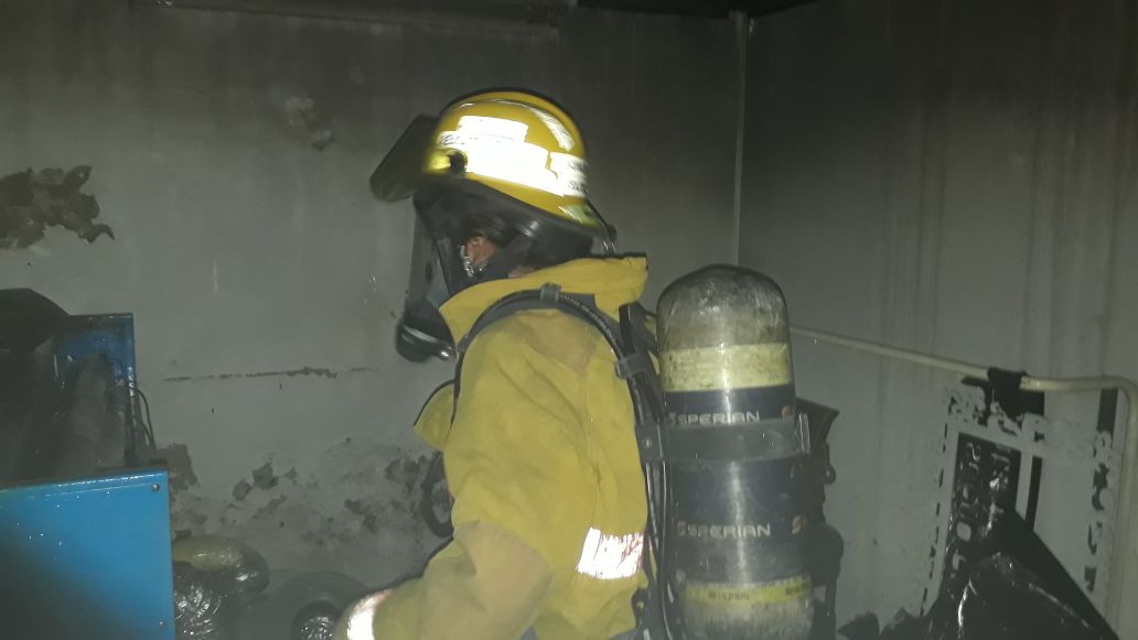 Bomberos de Santa Marta, durante el control del incendio.