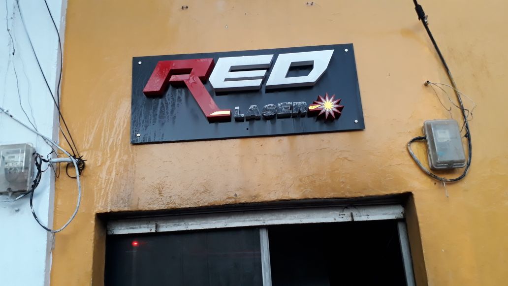 Red Laser, local comercial afectado por el incendio.