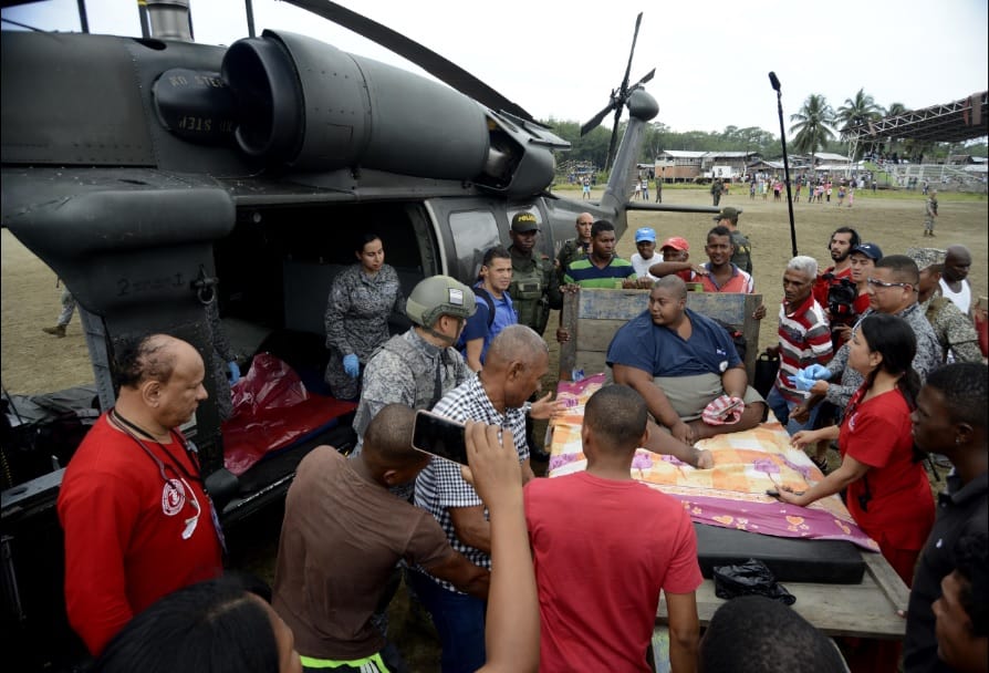 Didier Silva, a punto de ser subido al helicóptero.