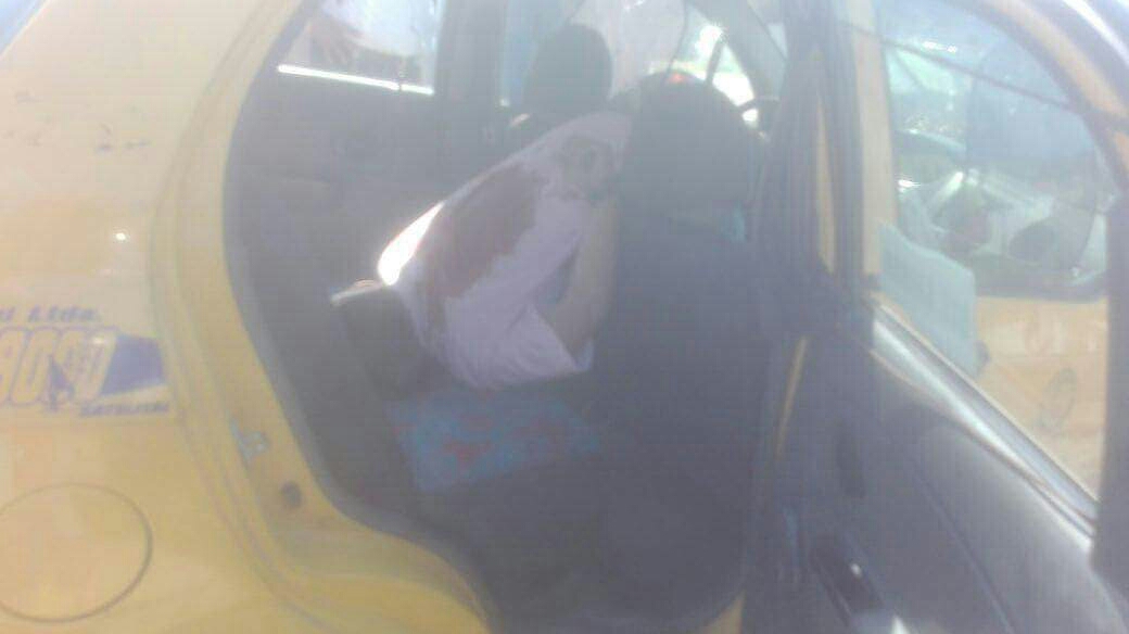 El cuerpo del conductor quedó tendido boca abajo en el interior del taxi.