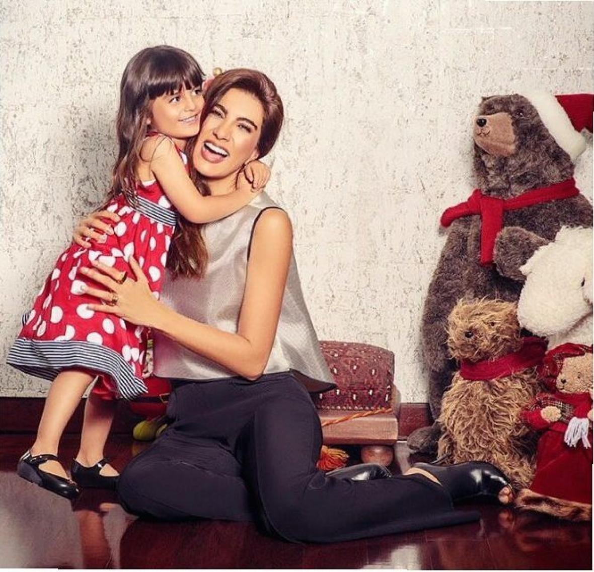 Andrea Serna y su hija.