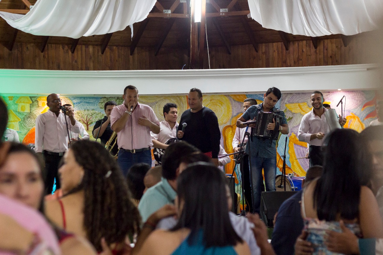 Con su particular manera de interpretar la música vallenata 'Los Mellos' ponen a bailar a cualquier público.