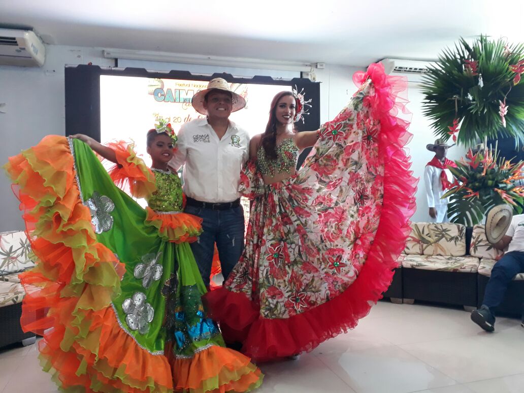 Las reinas del Festival junto al alcalde de Ciénaga.