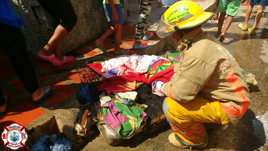 El colchón de una de las camas quedó chamuscado por las llamas. 