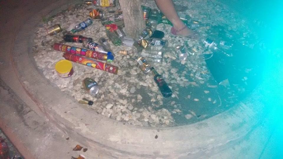 Así quedó el parque El Cundí después de los desmanes: lleno de botellas de licor vacías.