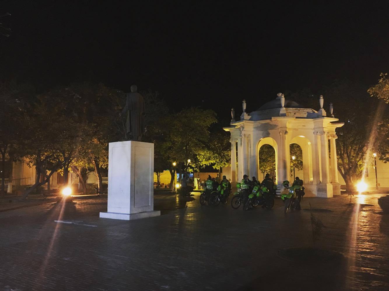 Este era el parque de los Novios el primer fin de semana de febrero, a la 1 a.m. del sábado.