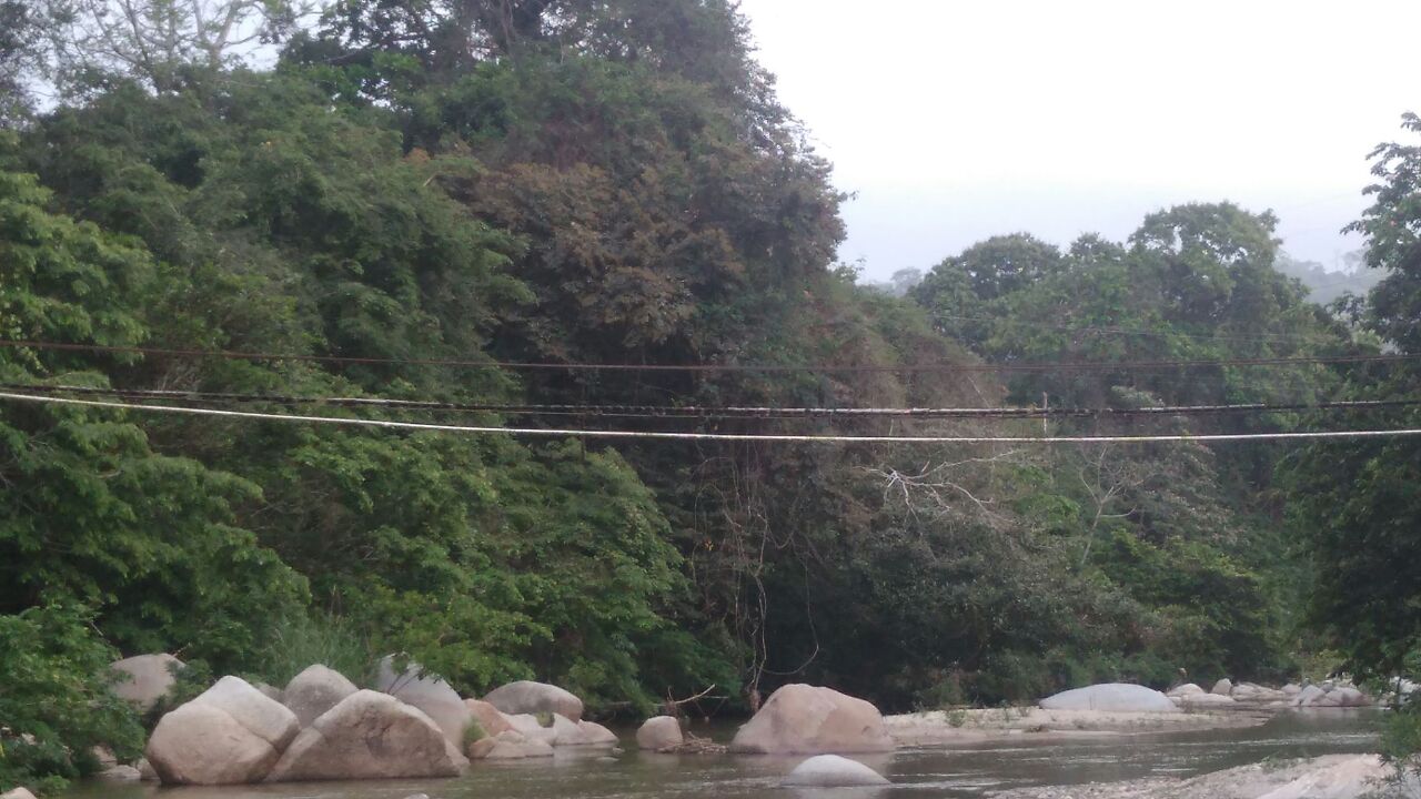 Este es el puente colgante que pone en riesgo la vida de las personas que lo cruzan.