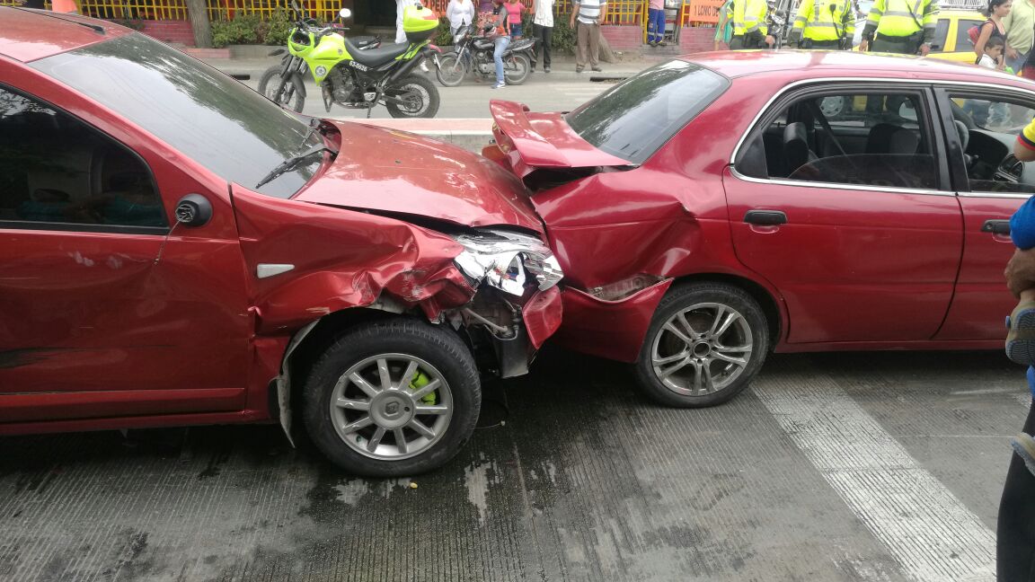 Estos dos carros se chocaron como consecuencia del primer impacto.