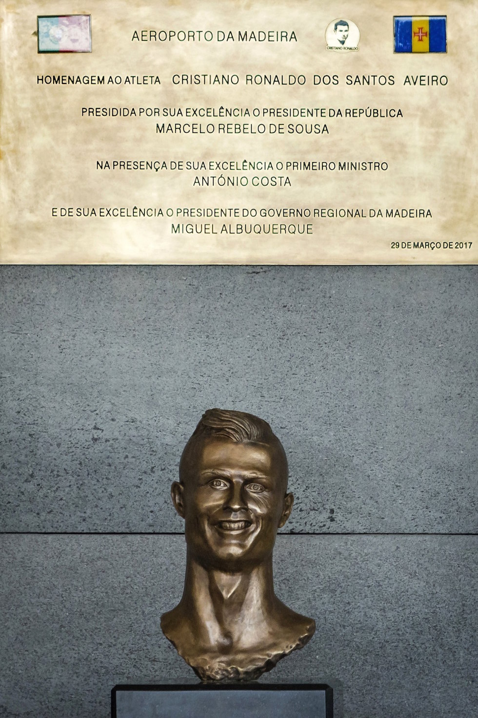 El busto del futbolista portugués Cristiano Ronaldo permanece bajo una placa conmemorativa durante un evento por el nombramiento del aeropuerto de Madeira en Portugal.