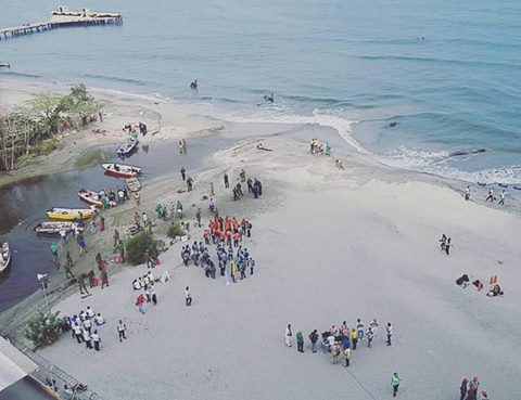 Vista aérea del grupo de personas que se fue congregando en la jornada de limpieza.