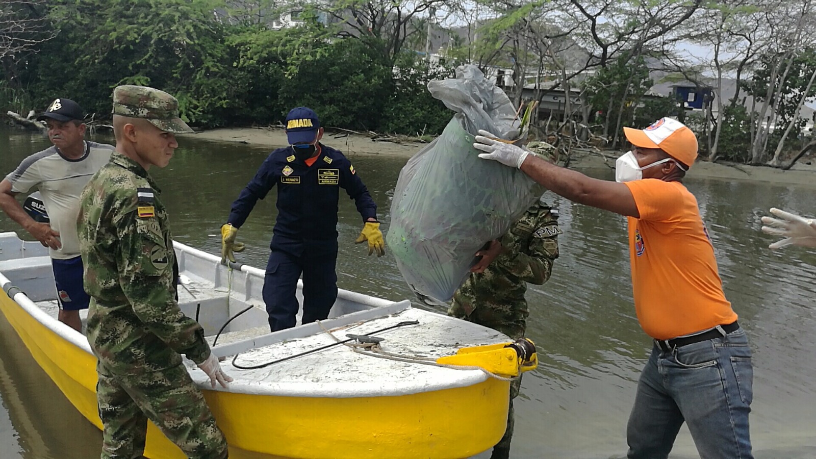 Con ayuda de lanchas, sacaron varias toneladas de basuras del río.