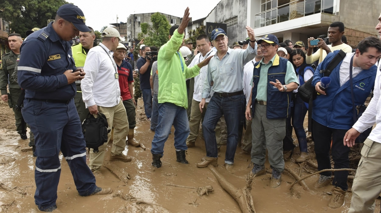 El presidente Santos, durante el recorrido en Mocoa.
