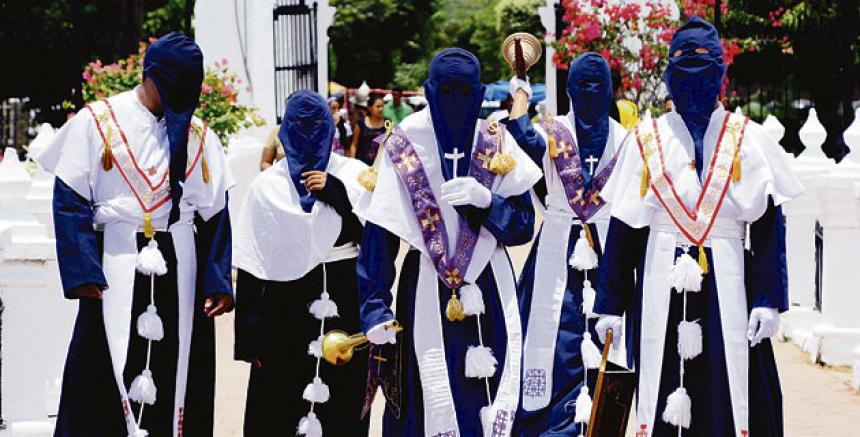 Los Nazarenos protagonizan esta tradición con sus penitencias. 