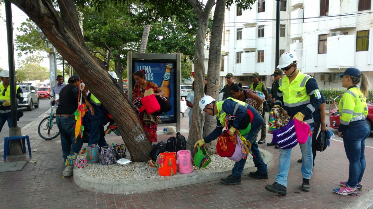 Durante los operativos, fueron decomisados los productos de vendedores informales.