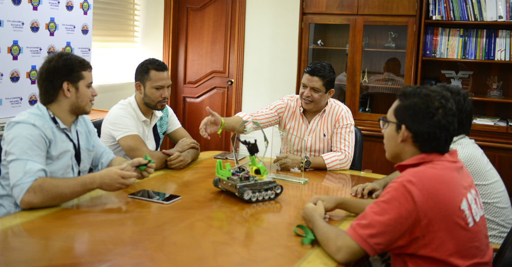 El rector Pablo Vera felicita a los estudiantes ganadores.