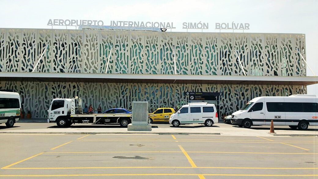 La fachada de la nueva terminal del aeropuerto, con el letrero de internacional.