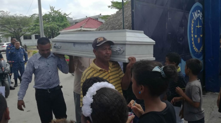 Familiares y amigos acompañaron el cortejo fúnebre hasta la cárcel. 