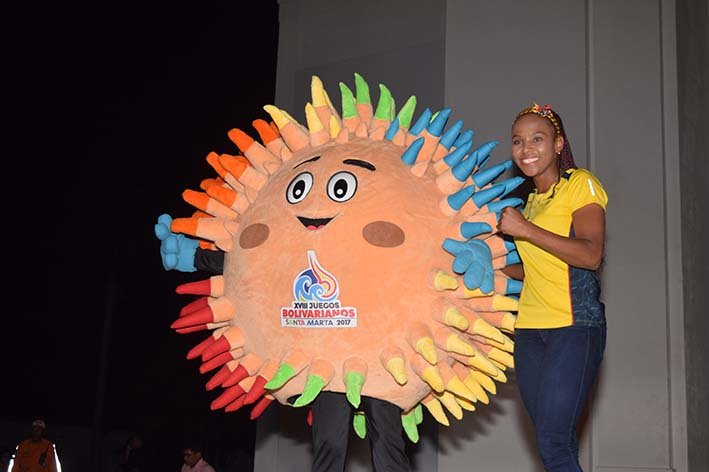 La medallista olímpica Ingrid Valencia junto a la mascota Ajáytuke.