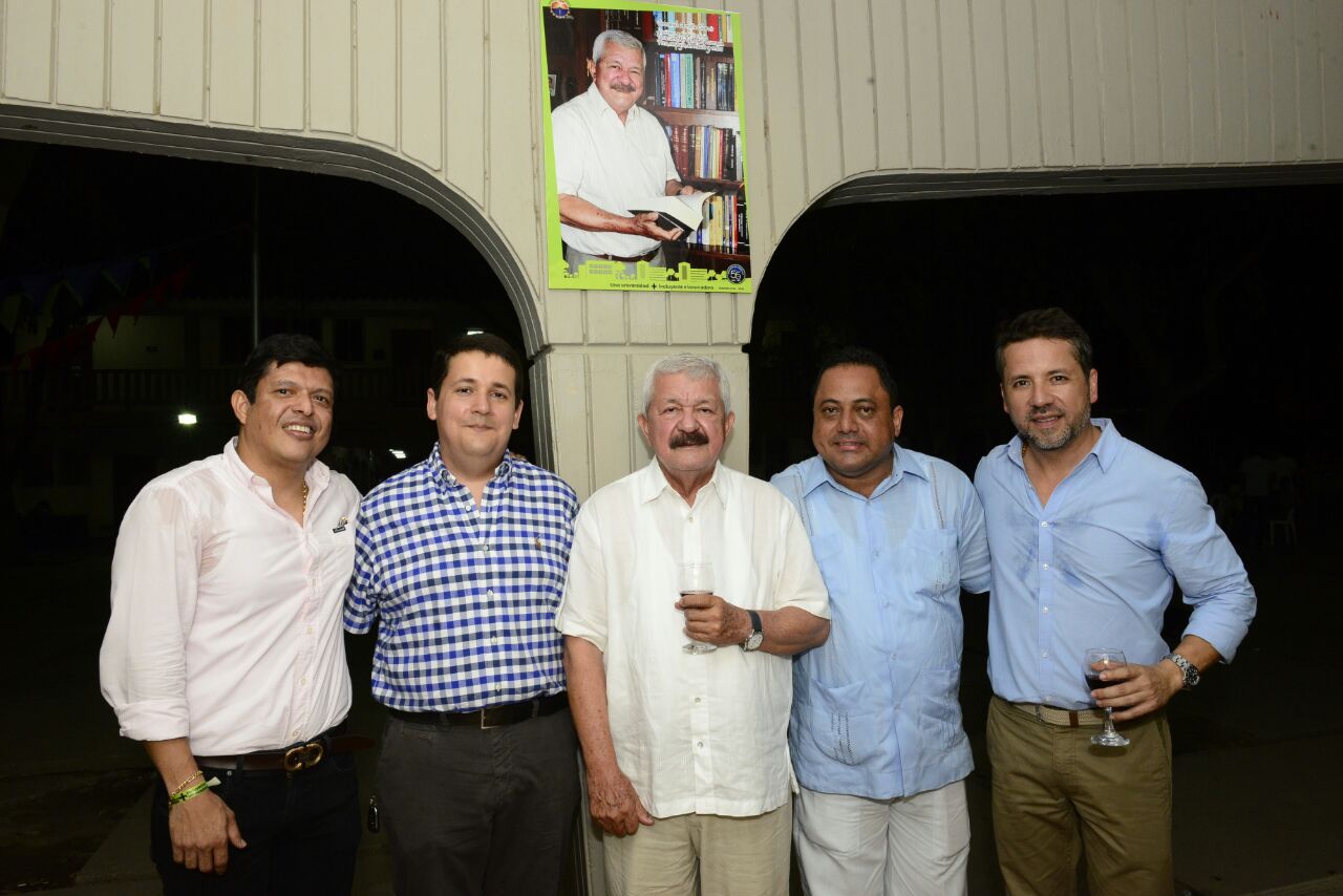 Fernando Arrieta y otros personajes posaron con sus retratos en la Unimagdalena.