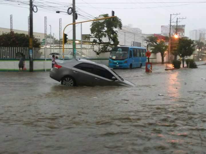 Este vehículo se aventuró a las calles inundadas y terminó así. En la calle 22 con octava.