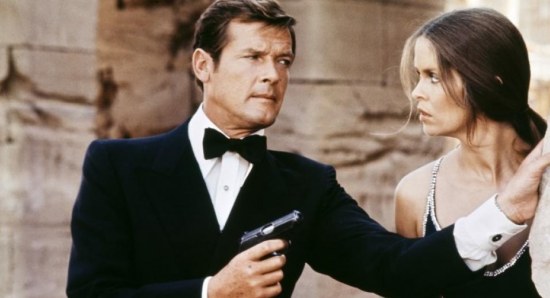 Roger Moore en una de sus celebres actuaciones.